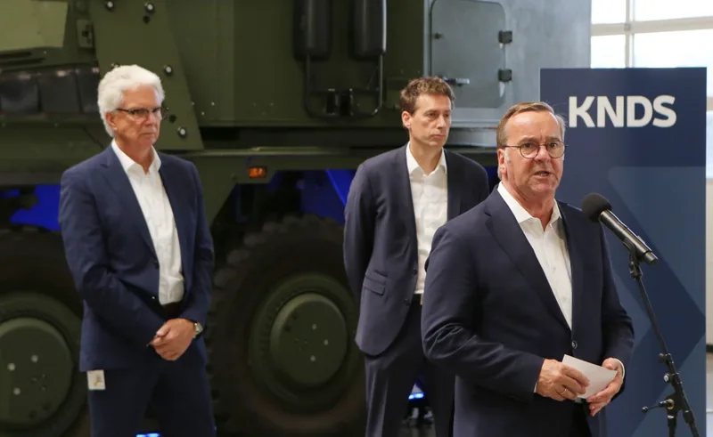 Bundesverteidigungsminister Boris Pistorius spricht bei KNDS in Kassel. Im Hintergrund stehen KNDS-CTO Dr. Axel Scheibel (l.) und CEO Florian Hohenwarter.