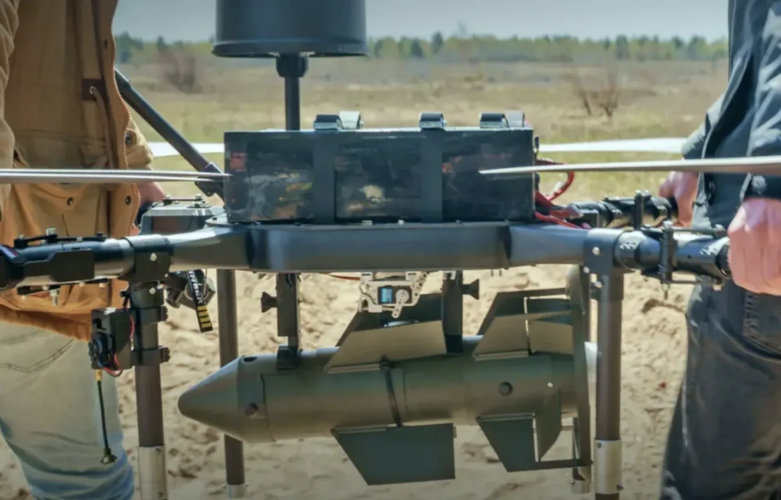 Firefly geht in Serie – auf dem Bild ist die neue gelenkte Munition an einer ukrainischen Bomberdrohne befestigt.