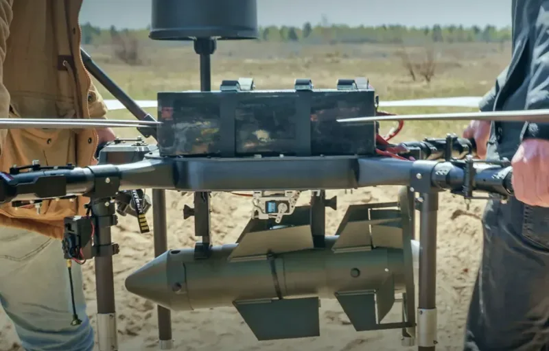 Firefly geht in Serie – auf dem Bild ist die neue gelenkte Munition an einer ukrainischen Bomberdrohne befestigt.