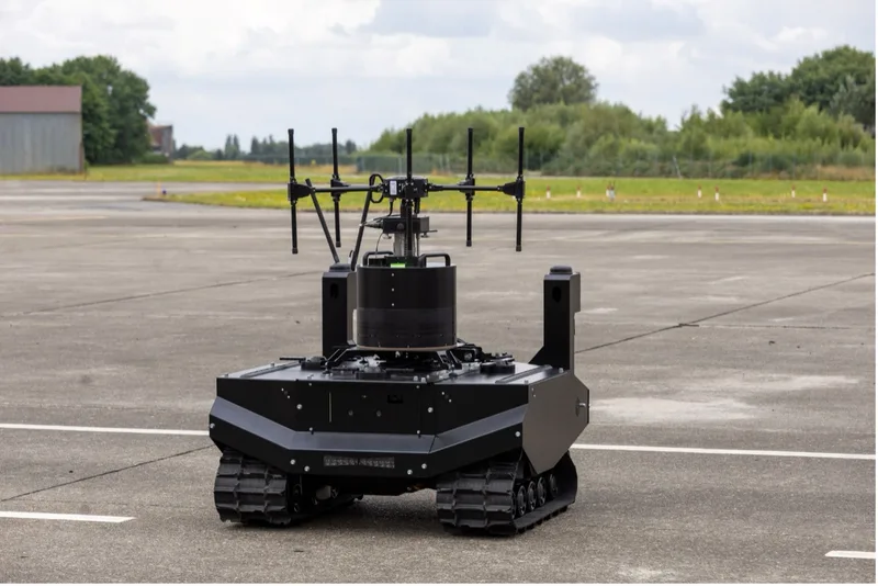 Unbemanntes Kettenfahrzeug von ARX Landsysteme mit Antennen- und Sensoranlage auf einem Flugplatz