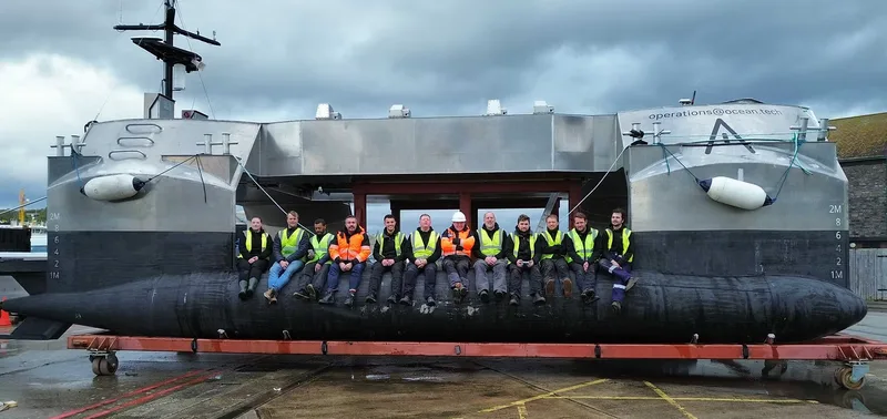 Für das Größenverhältnis: So sieht das das USV PIONEER Mk2 an Land aus.