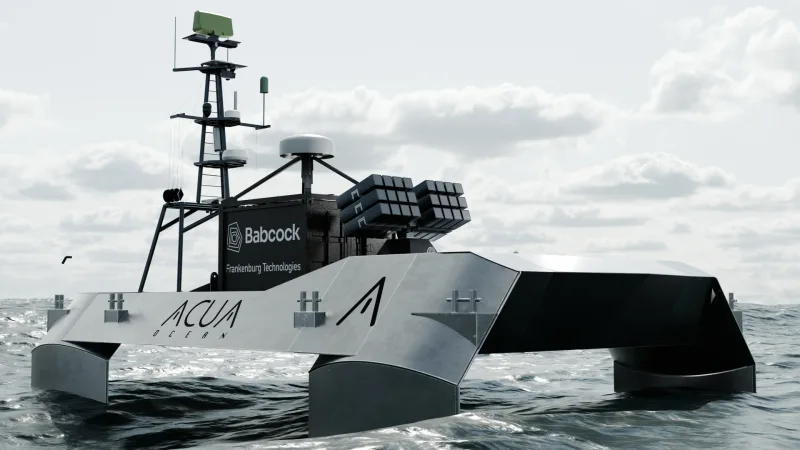 Die Konzeptgrafik zum Drohnenabwehrboot zeigt ein USV von ACUA Ocean, das mit einem Raketenstartsystem zur Drohnen- und Luftabwehr von Babcock und Frankenburg ausgerüstet ist.