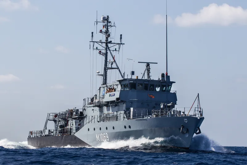 Minenjagdboot Homburg der Frankenthal-Klasse der Deutschen Marine bei mäßigem Seegang auf offener See
