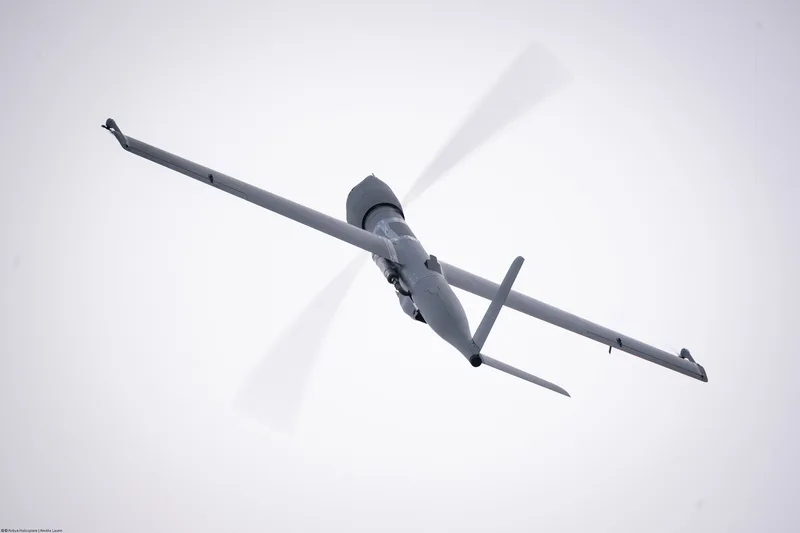 Aufklärungsdrohne Aliaca von Survey Copter im Flug vor bewölktem Himmel von unten gesehen