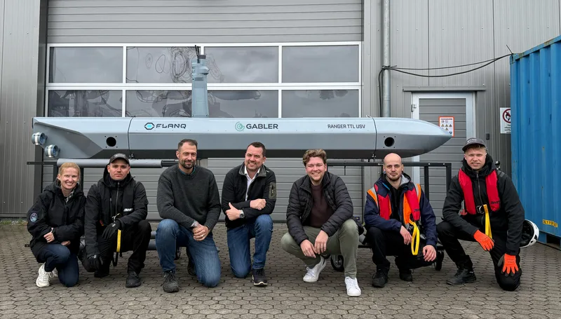 Das Testteam von GABLER und FLANQ versammelte sich in Rostock. Felix David von GABLER ist in der Mitte zu sehen, links neben ihm Jannik Sauer von FLANQ.