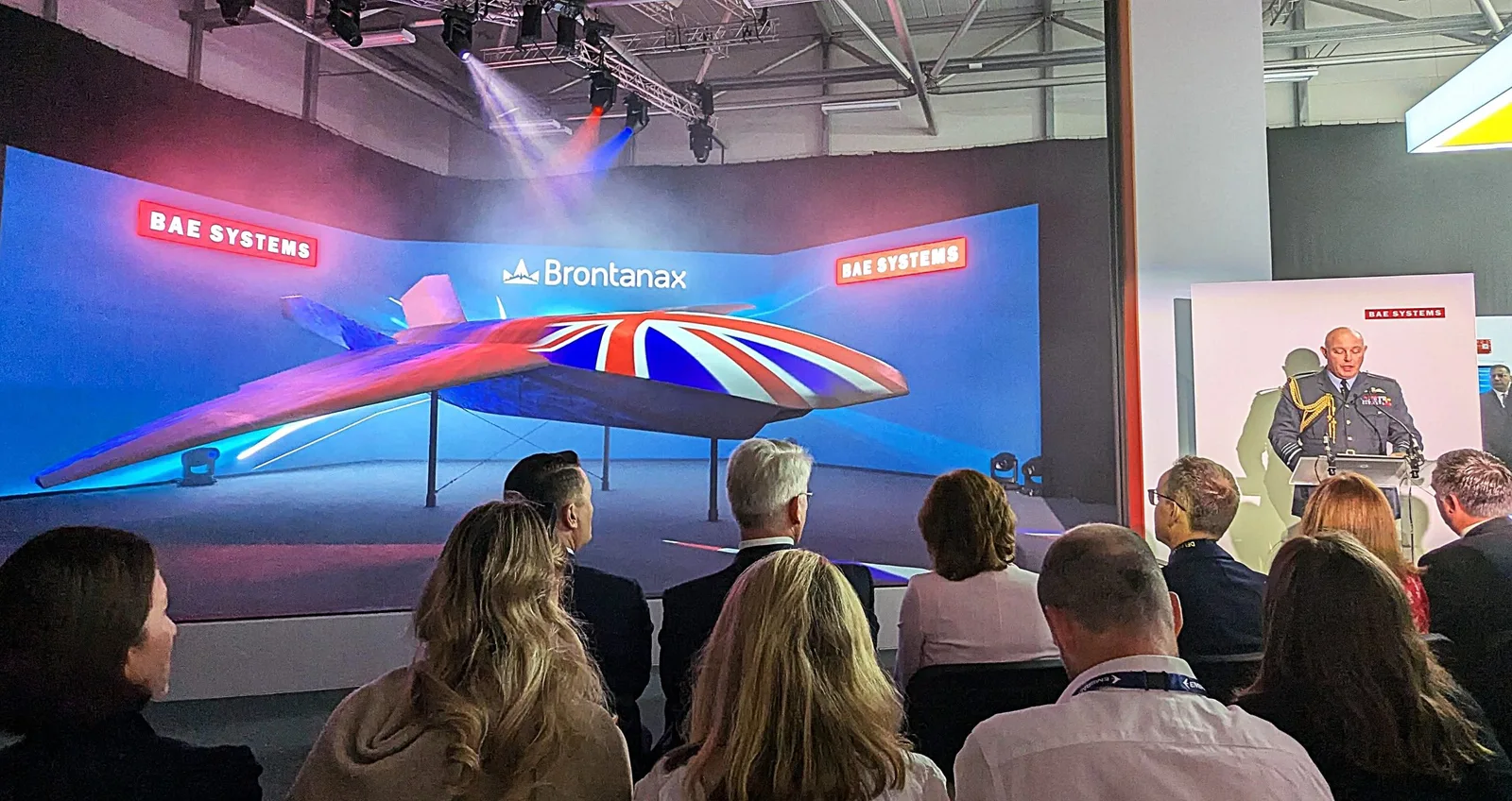 Air Chief Marshal Sir Harv Smyth, Chef des Luftwaffenstabs der Royal Air Force, hält auf der FIA 2026 eine Rede zur Enthüllung eines Modells des Brontanax-CCA-Prototyps.