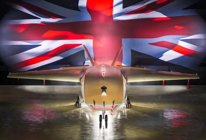 Unbemannter Kampfflugzeug-Demonstrator Taranis von BAE Systems vor einer britischen Flagge bei einer Präsentation