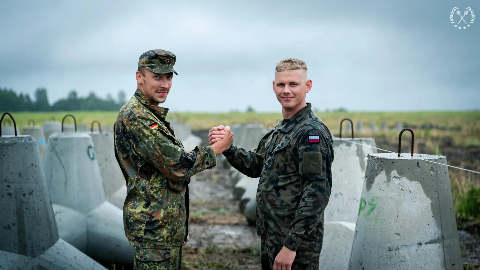Polnische und deutsche Soldaten arbeiten Hand-in-Hand an der Verstärkung der Befestigungsanlagen zum Schutz der polnischen Grenze.