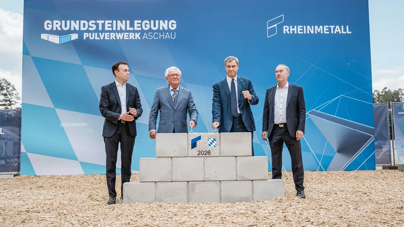 Markus Söder, Hubert Aiwanger und Armin Papperger bei der Grundsteinlegung für ein Rheinmetall-Pulverwerk in Aschau