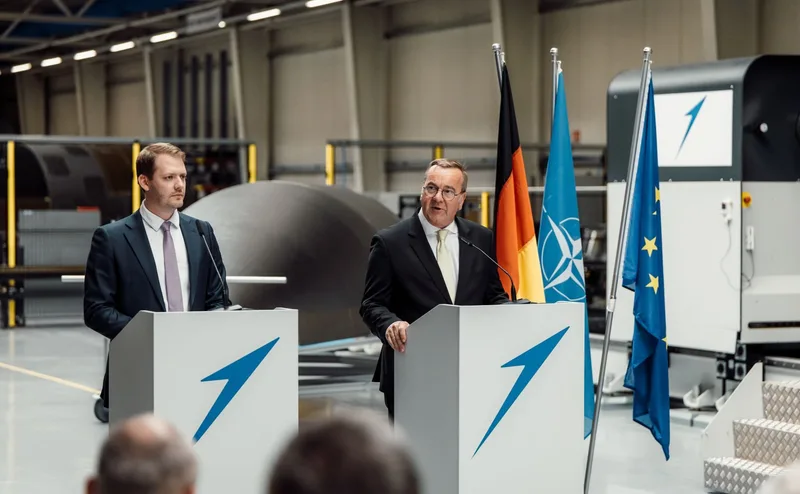 Daniel Metzler (l.), Geschäftsführer von Isar Aerospace, empfing Bundesminsiter der Verteidigung Boris Pistorius bei seinem Raumfahrtunternehmen.