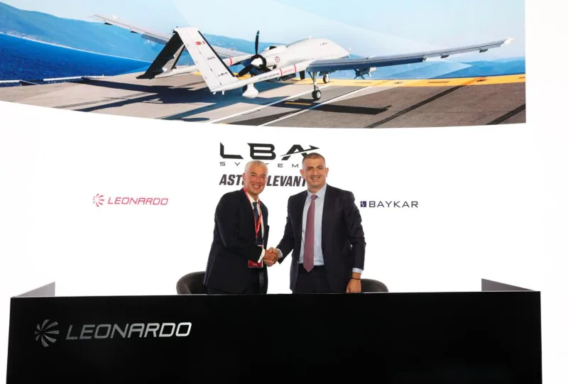 Lorenzo Mariani, CEO und Geschäftsführer von Leonardo (l.), und Haluk Bayraktar, CEO von Baykar