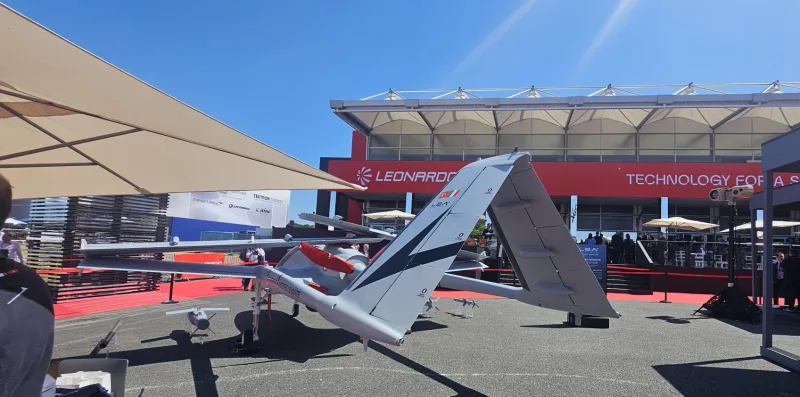 Drohne Astore Levante auf der Farnborough Air Show vor dem Pavillon des Rüstungskonzerns Leonardo