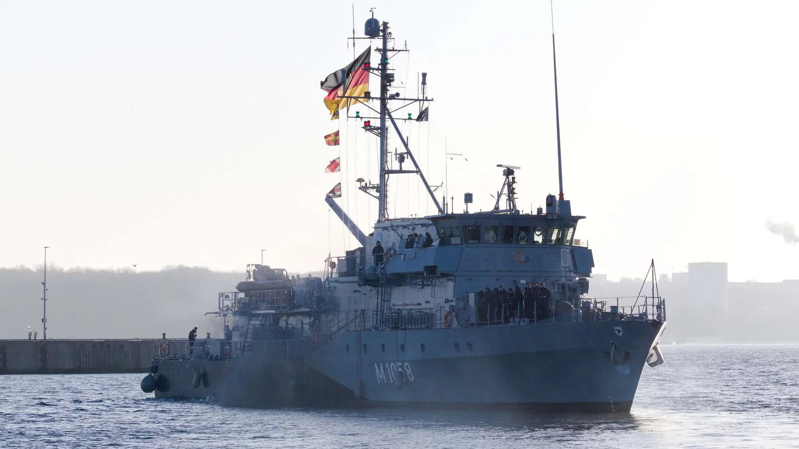 Das Minenjagdboot FULDA verlegt ins Mittelmeer.