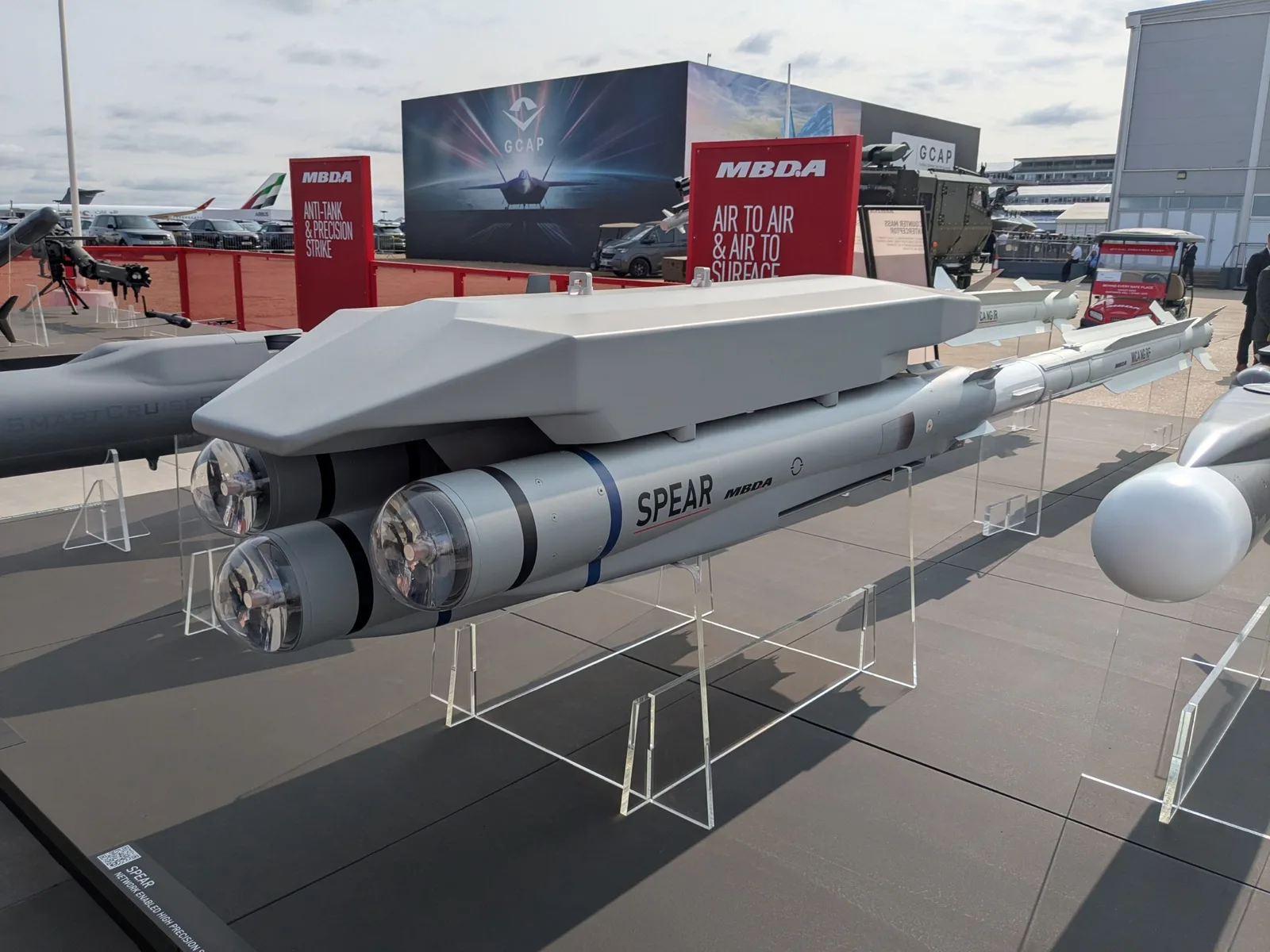 MBDA entwickelt einen Dreifach-Startbehälter für die Spear-Lenkwaffe, den das Unternehmen für den operativen Einsatz an Eurofighter-Typhoon-Kampfflugzeugen zertifizieren will. Dies geschieht, obwohl der derzeitige Kunde – das britische Verteidigungsministerium – die Waffe für den Einsatz in den internen Waffenschächten der F-35 der Royal Air Force und der Royal Navy beschafft.