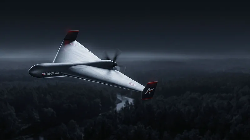 Unbemannte Drohne M1 Husaria mit Druckpropeller im Flug über einer bewaldeten Flusslandschaft bei Dunkelheit