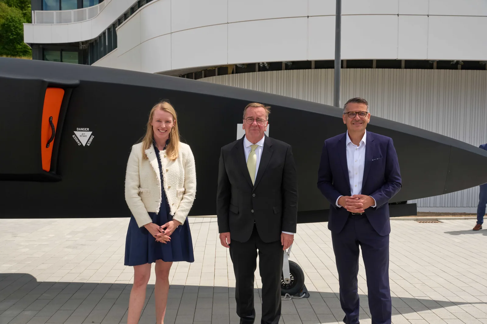 Vor der CA-1 Europa (von links): Stephanie Lingemann (Vice President Air bei Helsing), Bundesminister der Verteidigung Boris Pistorius und Oliver Dörre (CEO bei HENSOLDT). Die ersten drei CAIRAS-Systeme werden in das autonome Kampfflugzeug integriert.