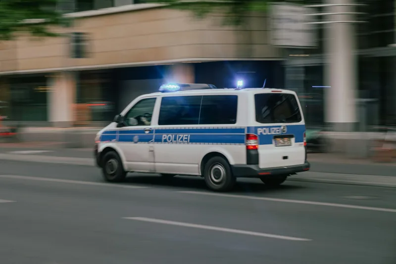 Ein Transportfahrzeug der Polizei Berlin fährt zu einem Einsatz.