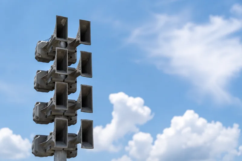 Moderne Sirenen sind ein wichtiger Bestandteil der Bevölkerungswarnung und ergänzen digitale Warnsysteme wie Cell Broadcast und Warn-Apps.