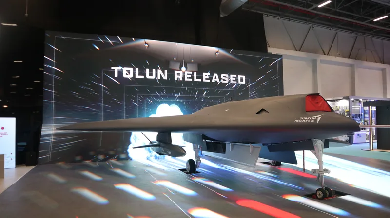Auf der SAHA 2026 in Istanbul zeigte Turkish Aerospace Industries die Bewaffnungsmöglichkeiten der ANKA III.