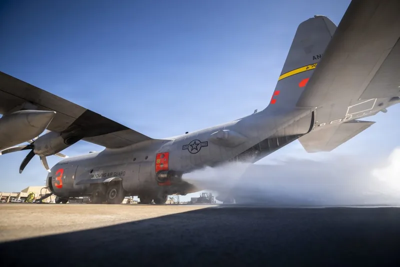 Lockheed Martin C-130 Hercules der Wyoming Air National Guard stößt bei einem Bodentest Löschmittel aus einem Brandbekämpfungssystem aus