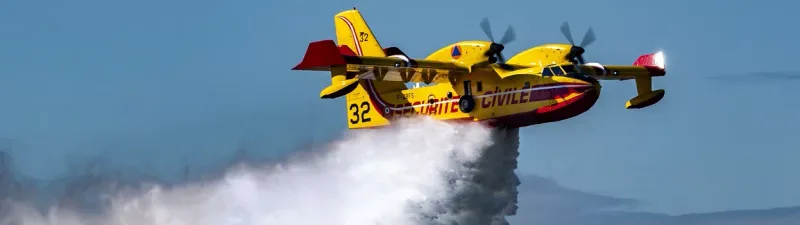 Löschflugzeug Canadair CL-415 der französischen Sécurité Civile wirft während eines Waldbrandeinsatzes Wasser ab