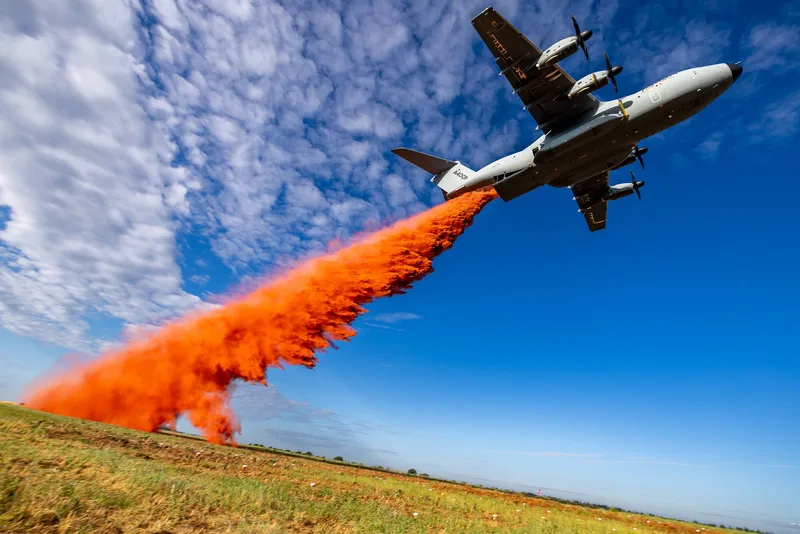 Militärtransporter: Airbus A400M stößt während eines Erprobungsflugs in Nîmes orangefarbenes Löschmittel aus der Laderampe aus