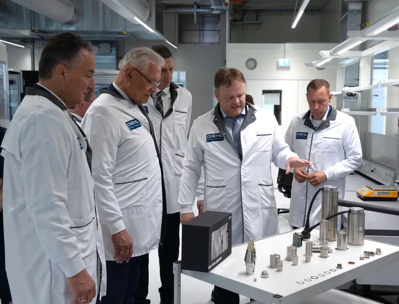 Dr. Dominik Clément (CEO, Diehl Energy Products, 2.v.r.) erklärt den Ehrengästen den Aufbau und die Funktion von Spezialbatterien bei einem Rundgang