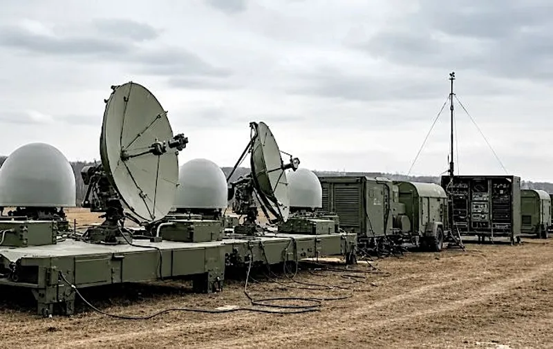 Das mobile russisches System zur elektronischen Kampfführung Volna Kupol Garant besteht aus mehreren Antennen, die gleichzeitig einen Starlink-Satelliten attackieren.