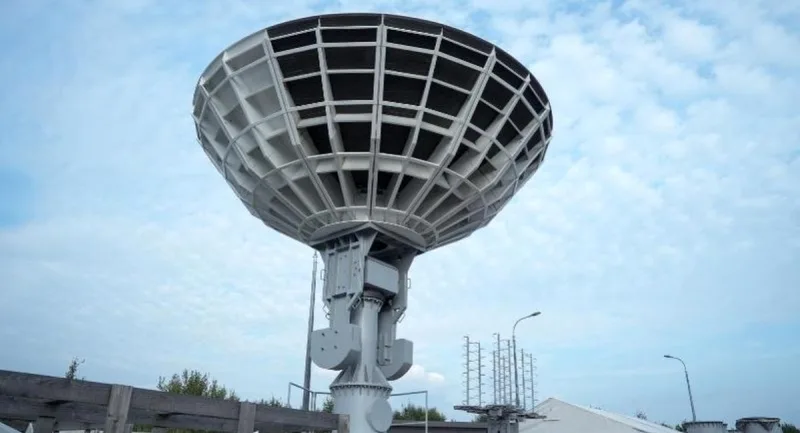 Sichtbarer Teil des Satellitenkommunikationsunterdrückungssystems 14Ts227 „Tobol“ / Illustratives Foto aus öffentlichen Quellen