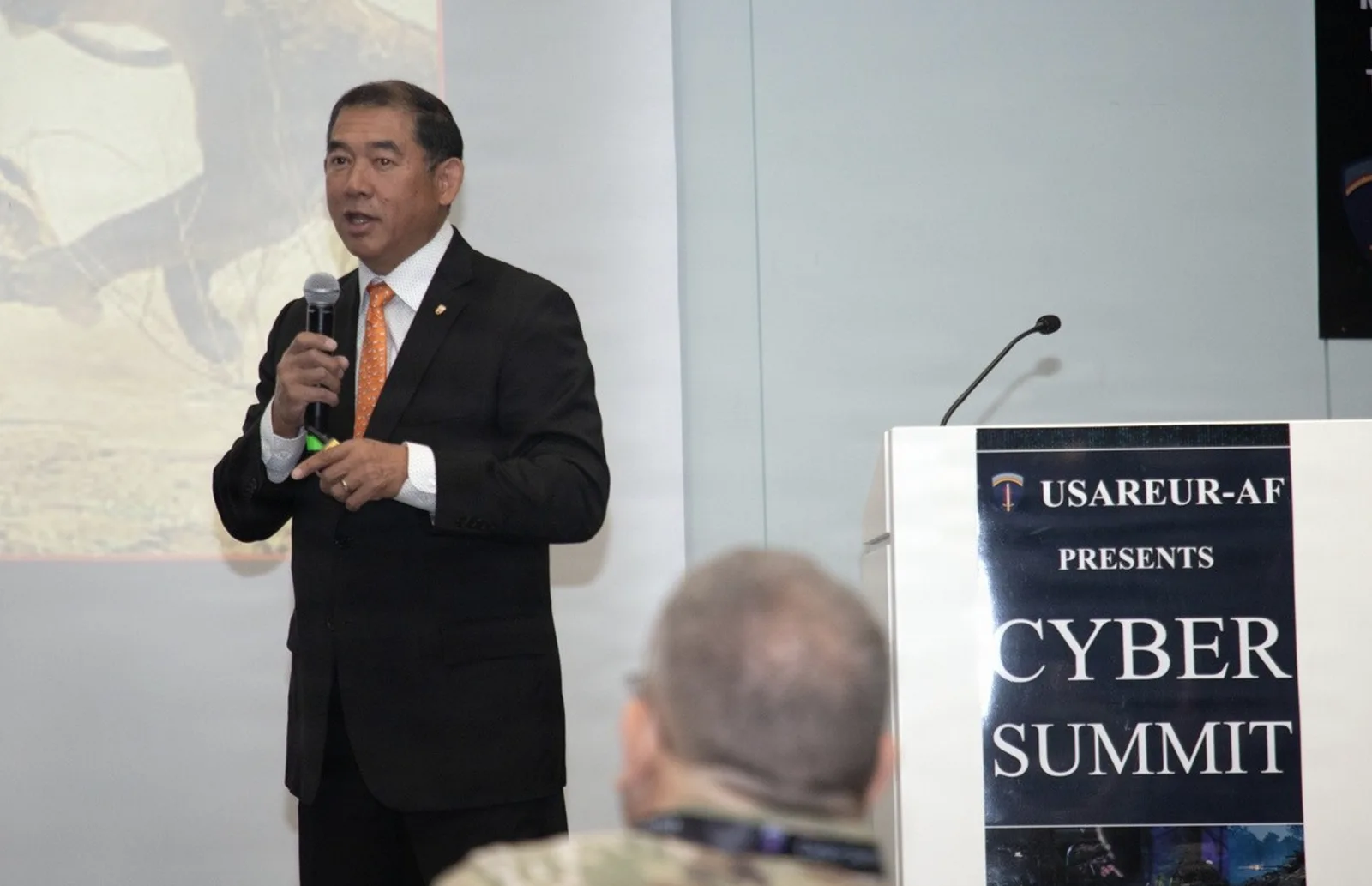 Generalmajor a. D. Garrett Yee, Vizepräsident für den Bereich „Army and Defense Agency“ bei General Dynamics Information Technology (GDIT), spricht am 21. Juli 2026 auf dem von der U.S. Army Europe and Africa ausgerichteten Cyber-Gipfel 2026 in Wiesbaden.
