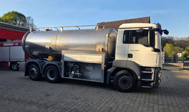 Dieser Milchlaster wurde von der Feuerwehr Schleiden zu einem Löschwasser-Tankfahrzeug umgebaut.
