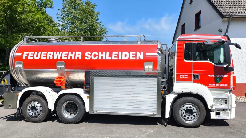 Der umgebaute Milchlaster der Feuerwehr Schleiden dient nun als Löschwasser-Tankfahrzeug.