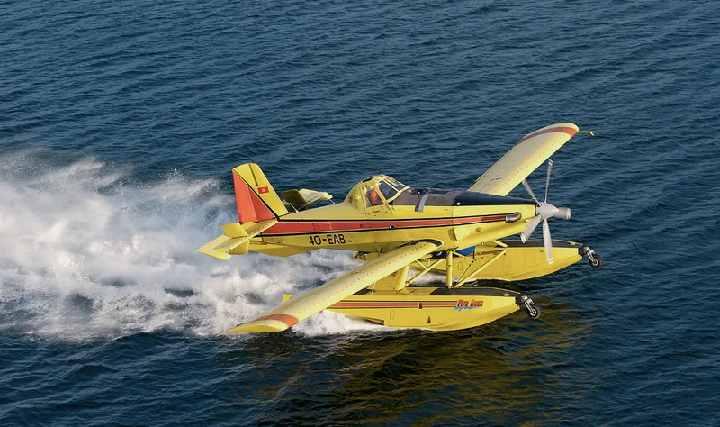 Der ``Fire Boss`` AT-802F von Air Tractor kann ebenfalls fliegend auftanken, nutzt dafür allerdings Schwimmer.