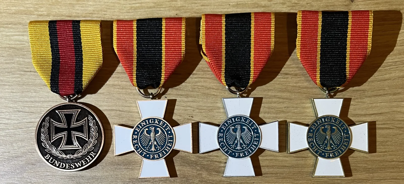 So könnte nach Vorstellung von Hauptmann d. R. Philipp Wabnig ein Ehrenzeichen der Bundeswehr in verschiedenen Abstufungen aussehen.