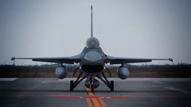 Lockheed Martin F-16 Fighting Falcon mit externen Zusatztanks in Frontalansicht auf einer Start- und Landebahn