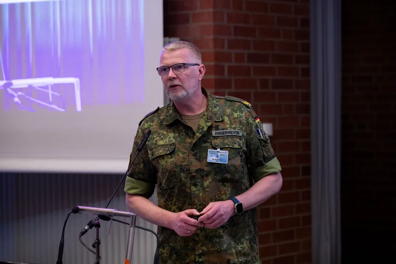 Brigadegeneral Angermeyer stellt die CAMOBw vor.