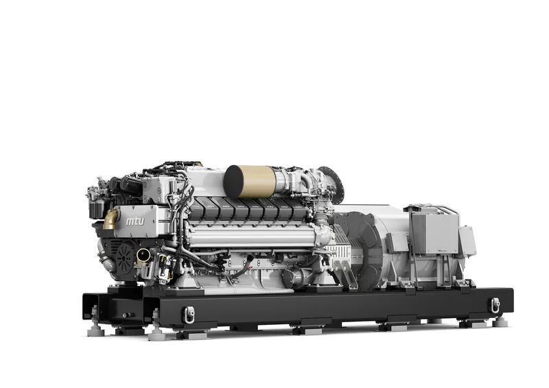 Mtu-Generatoraggregat Typ 16V 2000 mit variabler Drehzahl auf schwarzem Tragrahmen vor weißem Hintergrund