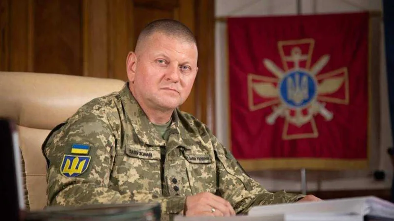 Ukraine: General Walerij Saluschnyj in Uniform an einem Schreibtisch vor der Flagge des ukrainischen Generalstabs