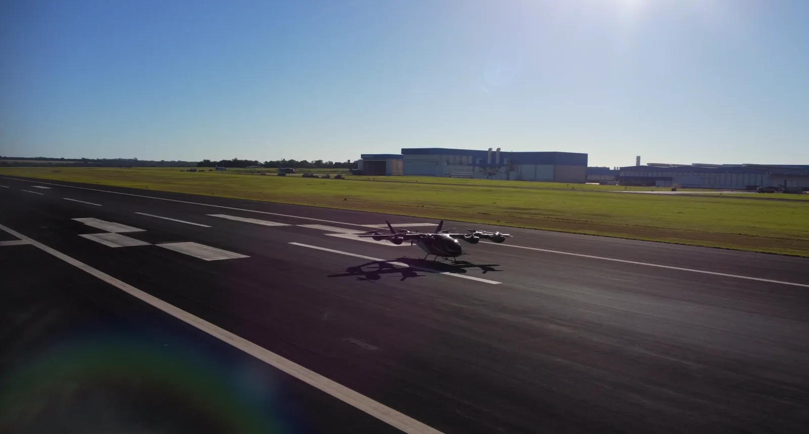Der Prototyp des elektrischen Senkrechtstart- und -landeflugzeugs (eVTOL) des Herstellers Eve Air Mobility auf der Start- und Landebahn.