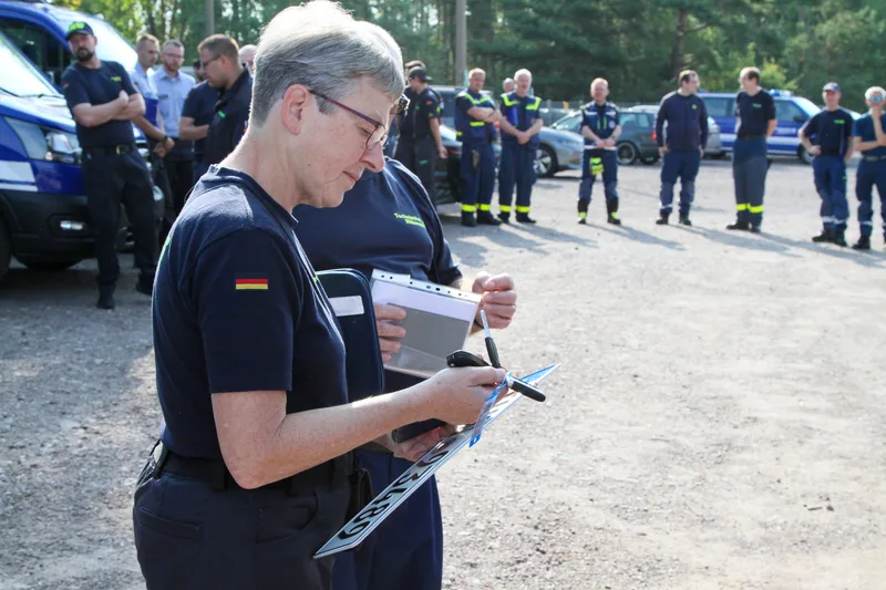 THW-Einsatzkräfte nahmen die ersten Fahrzeuge beim Unternehmen Binz in Ilmenau entgegen.