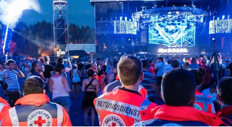 Der DRK-Sanitätsdienst war beim Musikfestival Nature One 2026 in Kastellaun rund um die Uhr im Einsatz.