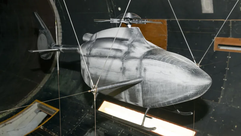 3D-gedrucktes Modell des Hubschraubersystems Proteus an Spanndrähten in einem Windkanal zur aerodynamischen Untersuchung