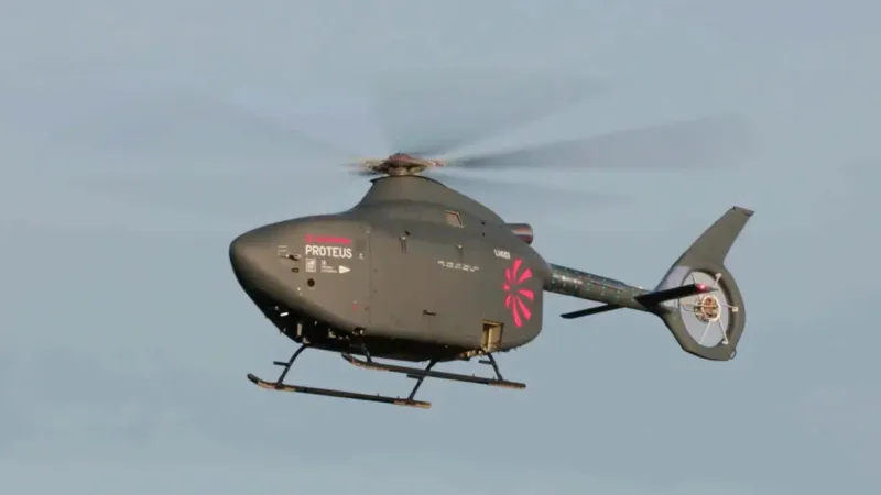 Unbemannte Hubschrauberdrohne Proteus der Royal Navy im Flug vor bewölktem Himmel