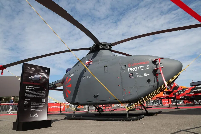 Unbemannter Hubschrauber-Technologiedemonstrator Proteus von Leonardo auf dem Freigelände einer Luftfahrtmesse neben einer Infotafel