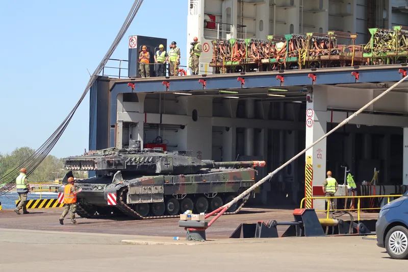 1,35 Milliarden für Bremerhaven – Deutschland rüstet seine Drehscheibe. Militärische Logistik ist im Bündnisfall auf Häfen wie in Bremerhaven angewiesen. Dort werden mit 1,35 Milliarden Euro für den Deployment Hub 2031 jetzt die Voraussetzungen geschaffen.