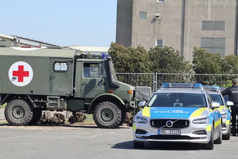 Die Polizei hat im Fall der Zivilen Verteidigung und im Vorfeld eines militärischen Konflikts die gleichen Aufgaben wie in Friedenszeiten.