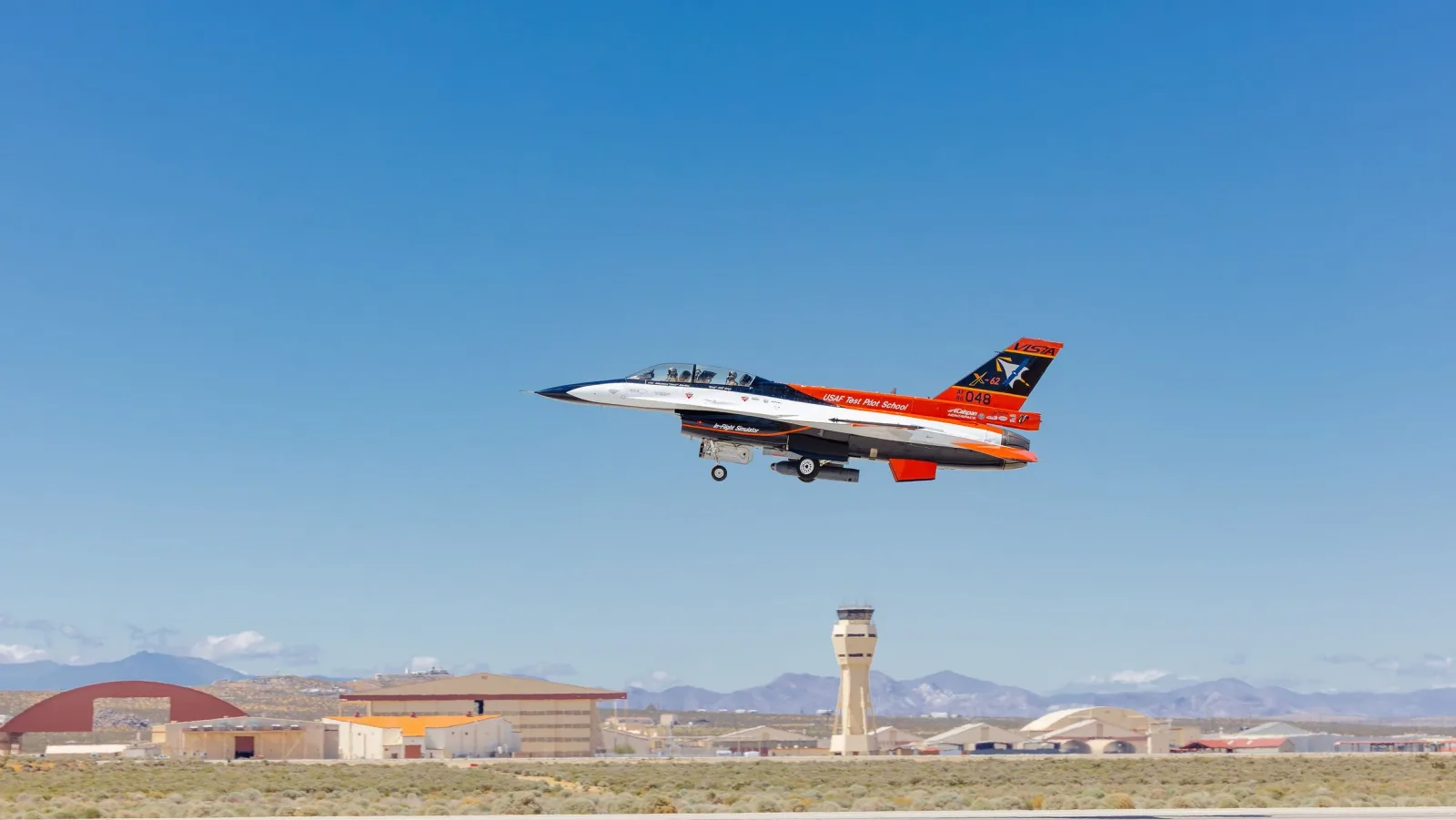 Die X-62A VISTA hebt auf der Edwards Air Force Base in Kalifornien zu einem KI-Flugtest ab – ausgestattet mit dem Legion Pod.