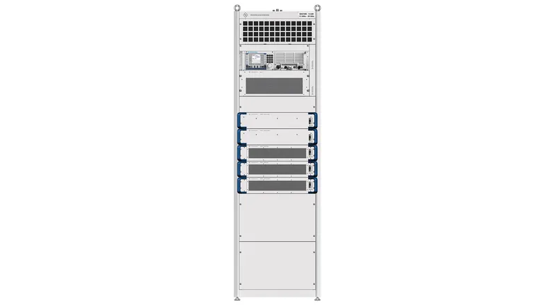 Hochfrequenz-Sender SK4105 von Rohde & Schwarz in einer Rack-Konfiguration für die militärische Kommunikation