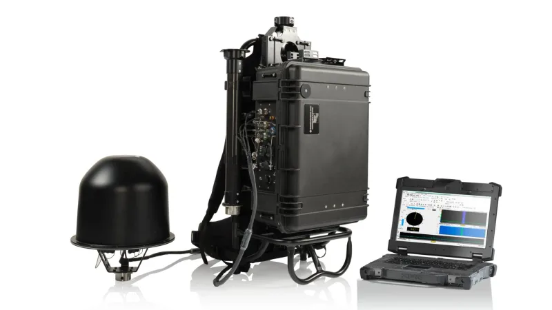 Tragbares taktisches Peilsystem R&S MP007 von Rohde & Schwarz mit Peilantenne, Empfängereinheit auf Tragegestell und robustem Notebook