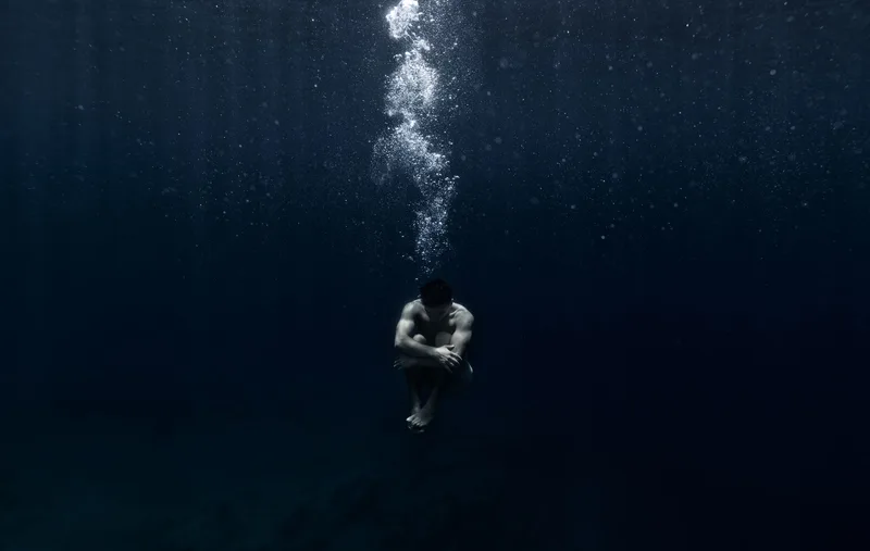 Ein Sprung ins kalte Wasser mit erhitztem Körper kann zu einem Kälteschock führen. Herzrhythmusstörungen und unkontrolliertes Luftholen sind die Folge, sowie Grund für das Ertrinken.